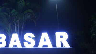 <p>ప్రభుత్వ పాఠశాలలకు చెందిన విద్యార్థులకు ఒక్కో సబ్జెక్టుకు 4 మార్కుల చొప్పున కలుపుతారు. అంటే మొత్తం 24 అదనపు మార్కులు జోడిస్తారు. ఈ విధానంతో సర్కారు బడుల్లో విద్యను అభ్యసించిన విద్యార్థులకు లబ్ది చేకూరనుంది.</p> 
