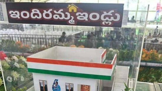 అయితే ఇందిరమ్మ లబ్ధిదారుల గుర్తింపులో వయోపరిమితి కూడా చూస్తున్నట్లు వార్తలు వినిపిస్తున్నాయి. వయోపరిమితి నిబంధన తెరపైకి రావటంతో… 60 ఏళ్లు దాటినవాళ్లు ఆందోళన చెందుతున్నారు. తమకు ఇళ్ల మంజూరు చేయారా అని టెన్షన్ పడుతున్నారు. 