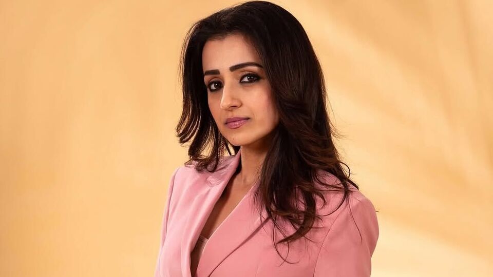 <p>ఈ మూవీ కోసం త్రిష 12 కోట్ల వ‌ర‌కు రెమ్యూన‌రేష‌న్ స్వీక‌రించిన‌ట్లు కోలీవుడ్ వ‌ర్గాల్లో ప్ర‌చారం జ‌రుగుతోంది. </p>