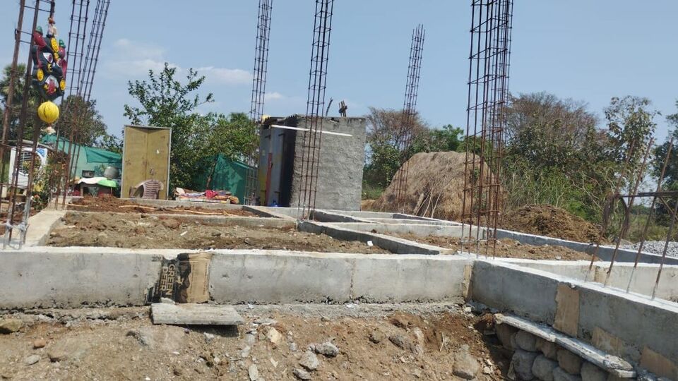 <p>ఇందిరమ్మ ఇళ్ల స్కీమ్ లబ్ధిదారుల వయోపరిమితి విషయం తెరపైకి వస్తున్న నేపథ్యంలో… రాష్ట్ర గృహ నిర్మాణశాఖ మంత్రి పొంగులేటి శ్రీనివాస్ రెడ్డి ఇటీవలే క్లారిటీ ఇచ్చారు. లబ్ధిదారులకు ఎలాంటి వయోపరిమితి లేదని స్పష్టం చేశారు. వయోపరిమితితో సంబంధం లేకుండా ప్రభుత్వం ప్రకటించిన అర్హతలు ఉంటే…. స్కీమ్ వర్తింపజేస్తారని చెప్పారు. మంత్రి ప్రకటనతో వయోపరిమితి విషయంలో క్లారిటీ వచ్చింది. </p>