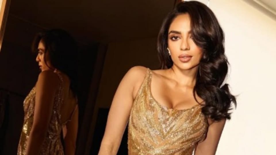 <p>శోభిత ధూళిపాళది బ్రాహ్మణ కుటుంబం. ఆమె కూచిపూడి, భరత నాట్యంలో శిక్షణ తీసుకుంది. మిస్ ఎర్త్ 2013 పోటీల్లో ఆమె పార్టిసిపేట్ చేసింది. 2014 కింగ్ ఫిషర్ క్యాలెండర్ ఫొటోల్లో కనిపించింది. </p>(instagram-sobhitad)