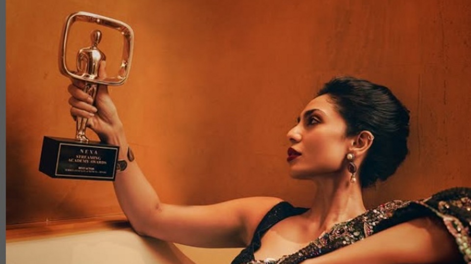 <p>హిందీ, తెలుగుతో పాటు మలయాళం, తమిళం సినిమాల్లోనూ శోభిత అదరగొట్టింది. మంకీ మ్యాన్ మూవీతో హాలీవుడ్ కు కూడా వెళ్లింది ఈ భామ. చాలా అవార్డులూ గెలుచుకుంది. 2019లో గ్రేజియా మిలీనియల్, జీక్యూ ఇండియా, లయన్స్ గోల్డ్ అవార్డులు దక్కించుకుంది. ది నైట్ మేనేజర్ వెబ్ సిరీస్ కు గాను ఇండియన్ టెలివిజన్ అకాడమీ అవార్డు సొంతం చేసుకుంది. </p>(instagram-sobhitad)