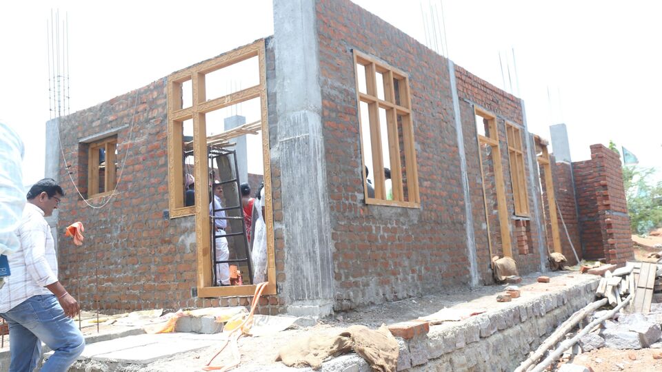 <p>అనర్హులకు ఇవ్వకుండా పక్కాగా అర్హులకే ఇందిరమ్మ ఇళ్లు దక్కాలని ప్రభుత్వం స్పష్టం చేసింది. ఎవరైనా అధికారులు, సిబ్బంది తప్పుడు సమాచారం ఇస్తే… వారిపై చర్యలు ఉంటాయని హెచ్చరిస్తోంది. ఎలాంటి అవకతవకలకు అవకాశం ఇవ్వకుండా స్కీమ్ అమలు చేయాలని ఎప్పటికప్పుడు దిశానిర్దేశం చేస్తోంది.</p>