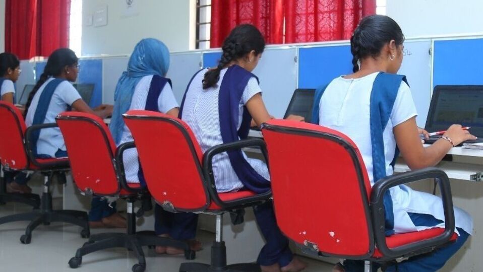 <p>పదో తరగతిలో వచ్చిన మార్కుల ఆధారంగా ఆరేళ్ల బీటెక్‌లో వివిధ బ్రాంచీల్లోని సీట్లను భర్తీ చేస్తారు. పదో తరగతిలో అత్యధిక మార్కులు సాధించిన గ్రామీణ పేద విద్యార్థులకు ప్రాధాన్యత ఉంటుంది. వీరికే అత్యధికంగా సీట్లు కేటాయిస్తారు. ఈ ఏడాది బాసరలోని 1500 సీట్లు మాత్రమే కాకుండా… మహబూబ్‌నగర్‌ లోనూ ఐఐఐటీ క్యాంపస్ ప్రారంభం కానుంది. ఈ ఏడాది నుంచే ప్రవేశాలను ఖరారు చేశారు. ఇక్కడ 180 సీట్లు అందుబాటులో ఉన్నాయి.</p>