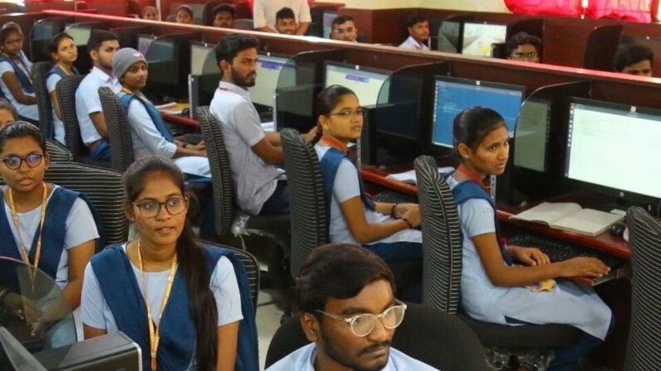 <p>ఇంటిగ్రేటెడ్ కోర్సుల్ని అందించే బాసర క్యాంపస్‌లో విద్యార్ధులకు అన్ని హంగులతో కూడిన సదుపాయాలు ఉన్నాయి కాన్ఫరెన్స్‌ హాళ్లు, సెంట్రల్ లైబ్రరీ, మెడికల్ సదుపాయం, బ్యాంకు ఏటిఎంలు, పోస్ట్ ఆఫీస్, స్పోర్ట్స్‌ సెంటర్, జిమ్ వంటి సదుపాయాలు ఉన్నాయి. <a href="https://tsrgukt.aptonline.in/TGRGUKT_BASAR/UI/Candidate_Admission_Application.aspx" target="_blank">https://tsrgukt.aptonline.in/TGRGUKT_BASAR/UI/Candidate_Admission_Application.aspx</a> లింక్ పై క్లిక్ చేస్తే నేరుగా ఆన్ లైన్ అప్లికేషన్ ఓపెన్ అవుతుంది.</p>