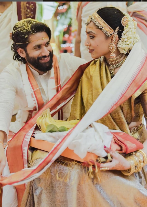 2024 డిసెంబర్ 4 ప్రముఖ నటుడు అక్కినేని నాగ చైతన్యను పెళ్లి చేసుకుంది శోభిత ధూళిపాళ. అప్పటికే సమంతతో చైతన్య విడాకులు తీసుకున్న సంగతి తెలిసిందే. 