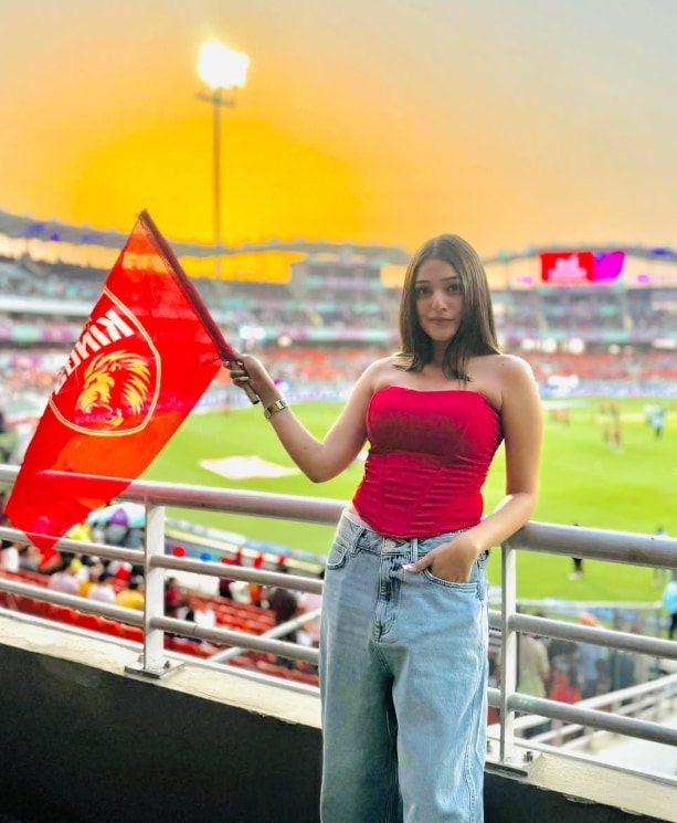 చాహల్ ఆడుతున్న పంజాబ్ కింగ్స్ కు మహ్వాశ్ సపోర్ట్ చేస్తోంది. ఆ టీమ్ మ్యాచ్ లు ఉన్నప్పుడు స్టేడియంలో ఆమె సందడి మరో లెవల్ లో ఉంటోంది. 