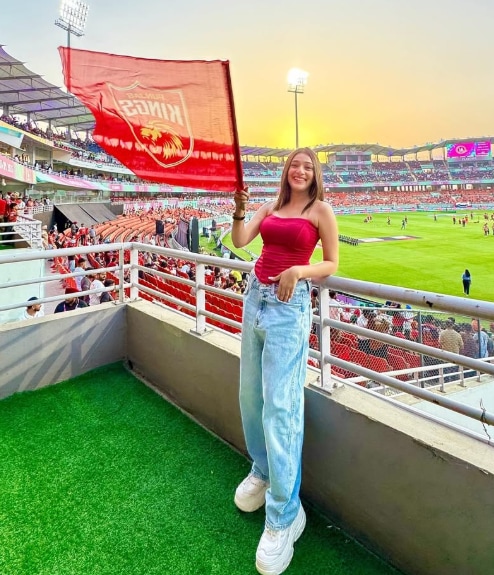 ఇటీవల ధనశ్రీ వర్మ నుంచి చాహల్ విడాకులు తీసుకున్న సంగతి తెలిసిందే. అయితే విడాకులు మంజూరు కావడానికి ముందే మహ్వాశ్ తో కలిసి కనిపించాడు చాహల్. దీంతో చాహల్, ధనశ్రీ విడిపోవడానికి మహ్వాశ్ కారణమనే వ్యాఖ్యలు వినిపించాయి. ఇప్పుడు దీనిపైనే మహ్వాశ్ రియాక్ట్ అయిందనే అభిప్రాయాలు వ్యక్తమవుతున్నాయి. 
