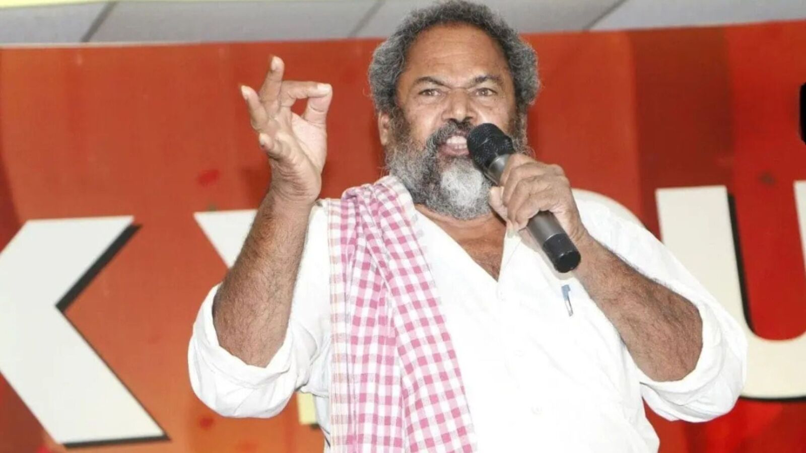 పవన్ కల్యాణ్ హరి హర వీరమల్లు పేరుతో పక్కదారి పట్టించారు.. పర్సంటేజిపై ఆర్ నారాయణ మూర్తి కామెంట్స్.. దుర్మార్గం అంటూ!