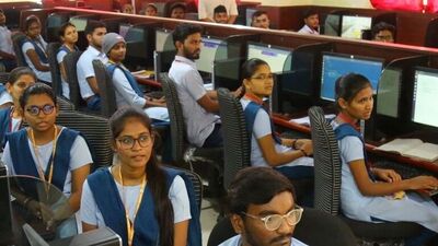 <p>మహబూబ్నగర్లో కొత్తగా ఆర్జీయూకేటీ ఐఐఐటీ క్యాంపస్ లో 180 సీట్లు అందుబాటులో ఉండనున్నాయి. మొత్తం 3 కోర్సులను ప్రవేశపెట్టనున్నారు. ఇందులో కంప్యూటర్ సైన్స్ అండ్ ఇంజినీరింగ్, కంప్యూటర్ సైన్స్, ఇంజినీరింగ్ (ఏఏ, మెషిన్ లెర్నింగ్), కంప్యూటర్ సైన్స్ అండ్ ఇంజినీరింగ్(డేటా సైన్స్) కోర్సులు ఉంటాయి.</p> <p>మహబూబ్నగర్లో కొత్తగా ఆర్జీయూకేటీ ఐఐఐటీ క్యాంపస్ లో 180 సీట్లు అందుబాటులో ఉండనున్నాయి. మొత్తం 3 కోర్సులను ప్రవేశపెట్టనున్నారు. ఇందులో కంప్యూటర్ సైన్స్ అండ్ ఇంజినీరింగ్, కంప్యూటర్ సైన్స్, ఇంజినీరింగ్ (ఏఏ, మెషిన్ లెర్నింగ్), కంప్యూటర్ సైన్స్ అండ్ ఇంజినీరింగ్(డేటా సైన్స్) కోర్సులు ఉంటాయి.</p>