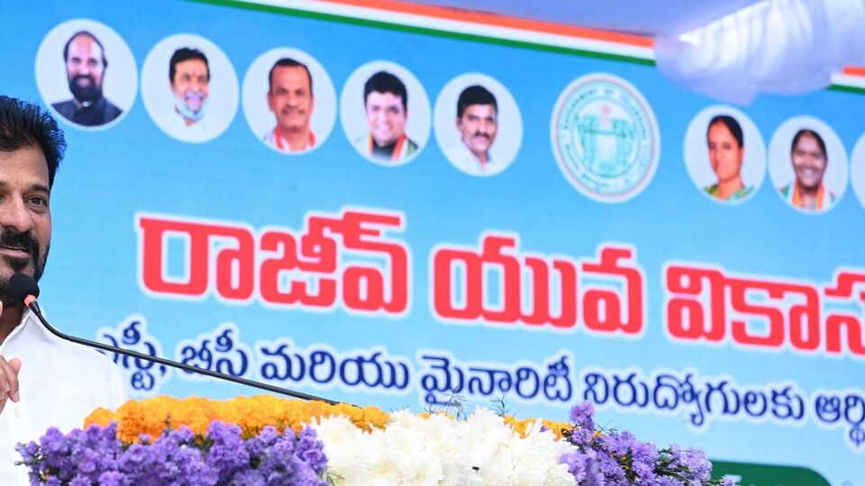 <p>వచ్చిన దరఖాస్తులను పరిశీలించిన తెలంగాణ ప్రభుత్వం….. ఈ ఏడాదికి 5 ల‌క్ష‌ల మంది అర్హుల‌ను(లబ్ధిదారులను) ఎంపిక చేయ‌నుంది. దీని కోసం రూ.6,250 కోట్ల నిధుల‌ను కేటాయించింది. ఇందులో భాగంగా మొదటి విడతలో జూన్ 2న రూ.లక్షలోపు యూనిట్లకు ప్రొసీడింగ్స్ ఇవ్వాలని ఇవ్వనుంది.</p>