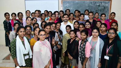 <p>లింకింగ్ ప్రాసెస్ పూర్తి చేసుకునేందుకు పోస్టల్, సచివాలయ సిబ్బంది, బ్యాంకు అధికారులను సంప్రదించాలని అధికారులు సూచిస్తున్నారు. వెంటనే ఈ ప్రక్రియ పూర్తి చేసుకోవాలని చెబుతున్నారు.జూన్ 5లోపే పూర్తి చేసుకోవాలని స్పష్టం చేస్తున్నారు. </p> <p>లింకింగ్ ప్రాసెస్ పూర్తి చేసుకునేందుకు పోస్టల్, సచివాలయ సిబ్బంది, బ్యాంకు అధికారులను సంప్రదించాలని అధికారులు సూచిస్తున్నారు. వెంటనే ఈ ప్రక్రియ పూర్తి చేసుకోవాలని చెబుతున్నారు.జూన్ 5లోపే పూర్తి చేసుకోవాలని స్పష్టం చేస్తున్నారు. </p>