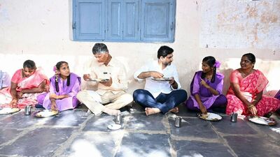 <p>ఈ పథకం కింద విద్యార్థుల తల్లుల ఖాతాల్లో రూ.15,000 నగదు జమ చేయనుంది. అయితే, ఈ మొత్తం పొందాలంటే విద్యార్థుల తల్లుల బ్యాంక్ ఖాతాను ఆధార్ నంబర్తోపాటు ఎన్పీసీఐతో జూన్ 5 లోపు లింక్ చేసుకోవాలని సూచించింది. ఇదే విషయాన్ని అధికారులు చెబుతున్నారు. </p> <p>ఈ పథకం కింద విద్యార్థుల తల్లుల ఖాతాల్లో రూ.15,000 నగదు జమ చేయనుంది. అయితే, ఈ మొత్తం పొందాలంటే విద్యార్థుల తల్లుల బ్యాంక్ ఖాతాను ఆధార్ నంబర్తోపాటు ఎన్పీసీఐతో జూన్ 5 లోపు లింక్ చేసుకోవాలని సూచించింది. ఇదే విషయాన్ని అధికారులు చెబుతున్నారు. </p>
