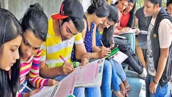 జూన్ 3 నుంచి 6వ తేదీ వరకు రెండు సెషన్లలో ప్రాక్టికల్‌ పరీక్షలు జరగనున్నాయి. జూన్‌ 9న ఇంటర్‌ ఫస్ట్ ఇయర్, 10న సెకండ్ ఇయర్ విద్యార్థులకు ఇంగ్లిష్‌ ప్రాక్టికల్‌ పరీక్షలు ఉంటాయి. 
