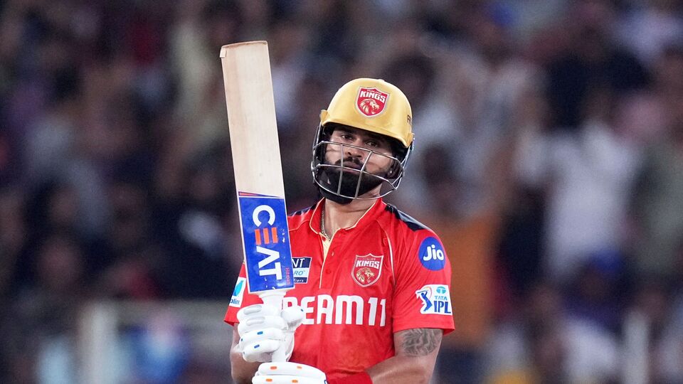 <p>మూడు వేరువేరు ఐపీఎల్​ టీమ్స్​ని ఫైనల్​కి తీసుకెళ్లిన ఏకైక వ్యక్తి శ్రేయస్​ అయ్యర్​! 2020 ఐపీఎల్​ ఫైనల్​ ఆడిన దిల్లీ క్యాపిటల్స్​ సభ్యుల్లో ఐయ్యర్​ ఒకడు. ఇక 2024లో అయ్యర్​ కెప్టెన్సీలోనే కేకేఆర్​ ట్రోఫీ గెలిచింది. 2025లో ట్రోఫీకి అడుగు దూరంలో ఉంది.</p>(AP)