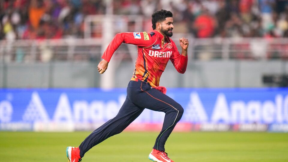 <p>శ్రేయస్​ అయ్యర్​ 2015 నుంచి ఐపీఎల్​ ఆడుతున్నాడు. 2018లో దిల్లీ తరఫున రూ. 7కోట్లకు ఆడాడు. 2022లో కోల్​కతా నైట్​ రైడర్స్​ అతడిని రూ. 12.25 కోట్లకు కొనుగోలు చేసుకుంది. ఇక ఇప్పుడు ఐపీఎల్​ 2025 కోసం శ్రేయస్​ అయ్యర్​ని రూ. 26.75 కోట్లకు పంజాబ్​ తీసుకుంది.</p>(PTI)