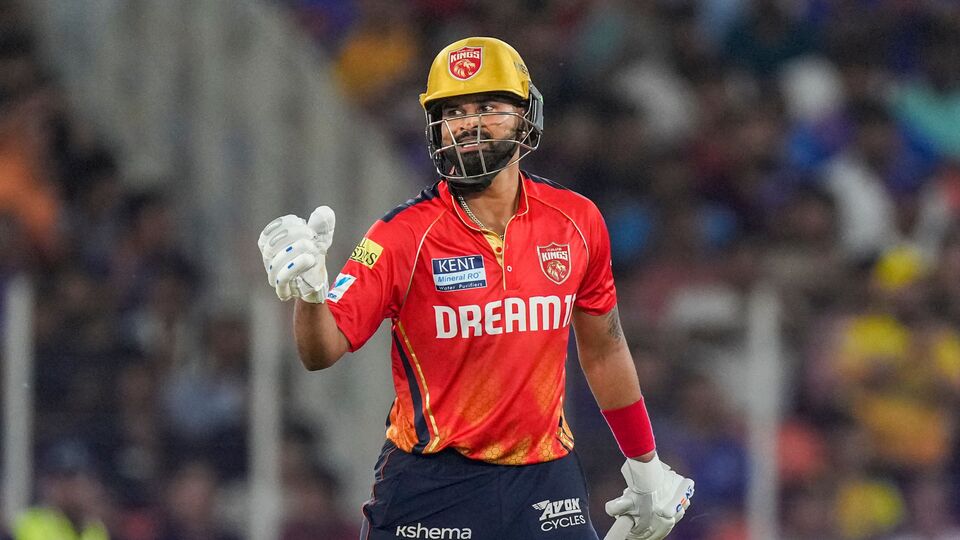 <p>2022- 2023 వరకు శ్రేయస్​ అయ్యర్​ బీసీసీఐ గ్రేడ్​ బీ కాంట్రాక్ట్​లో ఉండేవాడు. ఆ సమయంలో వార్షికంగా రూ. 3కోట్లు అందేవి. 2024 ఫిబ్రవరిలో అతడి కాంట్రాక్ట్​ని రద్దు చేసింది. ఇక 2025-2025 లో అయ్యర్​కి గ్రేడ్​ బీ కాంట్రాక్ట్​ ఇచ్చింది బీసీసీఐ. పలు మీడియా కథనాల ప్రకారం గ్రేడ్​ బీలో ఉన్న ప్లేయర్లకు వార్షికంగా రూ. 3కోట్లు అందుతాయి.</p>(PTI)