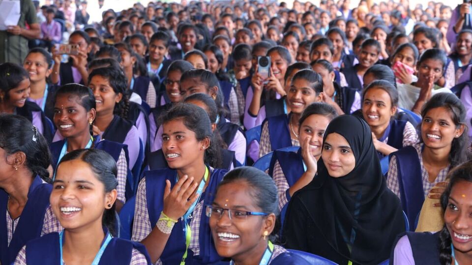 <p>ఈ స్కీమ్ కింద ఒకటవ తరగతి నుంచి 12 వ తరగతి వరకు చదువుతున్న విద్యార్థుల తల్లుల ఖాతాల్లో ఆర్థిక సహాయం కింద డబ్బులు జమ చేస్తారు. ప్రతి సంవత్సరం 15,000 ఇస్తారు. </p>