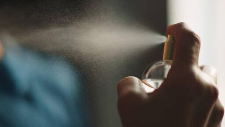 <p>పొరపాటున ప్రైవేట్ పార్ట్స్‌లో పెర్ఫ్యూమ్ వాడకూడదు. పొరపాటున వాడినా నొప్పి, మంట, దద్దుర్లు, అలర్జీ వంటి సమస్యలు ఎదురవుతాయి.</p>