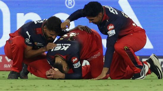 విరాట్ కోహ్లి కోసం ఈ సారి టైటిల్ గెలవడమే లక్ష్యంగా పెట్టుకున్నామని చెప్పిన ఆర్సీబీ టీమ్ మెంబర్స్.. మ్యాచ్ ముగిసిన వెంటనే కోహ్లి వైపు పరుగెత్తుకు వెళ్లారు.