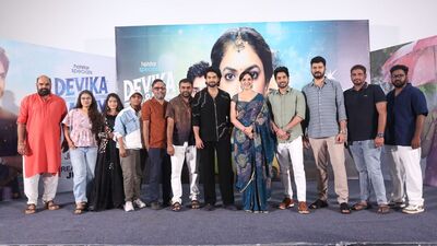 <p>బి.కిషోర్ దర్శకత్వం వహించిన దేవిక అండ్ డానీ ఓటీటీ వెబ్ సిరీస్లో రీతు వర్మ హీరోయిన్గా సూర్య వశిష్ట, శివ కందుకూరి హీరోలుగా సుబ్బరాజు ప్రధాన పాత్ర పోషించారు. వీరితోపాటు కోవై సరళ, సోనియా సింగ్, గోకరాజు రమణ, శివన్నారాయణ, వివా హర్ష, షణ్ముఖ్, అభినయ శ్రీ, మౌనికా రెడ్డి, ఈశ్వర్య వుల్లింగల తదితరులు కీలక పాత్రలు చేశారు.<br> </p> <p>బి.కిషోర్ దర్శకత్వం వహించిన దేవిక అండ్ డానీ ఓటీటీ వెబ్ సిరీస్లో రీతు వర్మ హీరోయిన్గా సూర్య వశిష్ట, శివ కందుకూరి హీరోలుగా సుబ్బరాజు ప్రధాన పాత్ర పోషించారు. వీరితోపాటు కోవై సరళ, సోనియా సింగ్, గోకరాజు రమణ, శివన్నారాయణ, వివా హర్ష, షణ్ముఖ్, అభినయ శ్రీ, మౌనికా రెడ్డి, ఈశ్వర్య వుల్లింగల తదితరులు కీలక పాత్రలు చేశారు.<br> </p>