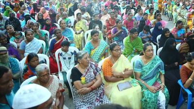 <p>ఈ స్కీమ్ కింద ఒకటవ తరగతి నుంచి 12 వ తరగతి వరకు చదువుతున్న విద్యార్థులు అర్హులవుతారు. తల్లుల ఖాతాల్లో ఆర్థిక సహాయం కింద డబ్బులు జమ చేస్తారు. ప్రతి సంవత్సరం 15,000 ఇస్తారు.</p><p> </p> <p>ఈ స్కీమ్ కింద ఒకటవ తరగతి నుంచి 12 వ తరగతి వరకు చదువుతున్న విద్యార్థులు అర్హులవుతారు. తల్లుల ఖాతాల్లో ఆర్థిక సహాయం కింద డబ్బులు జమ చేస్తారు. ప్రతి సంవత్సరం 15,000 ఇస్తారు.</p><p> </p>