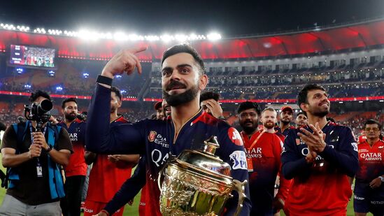 బ్రేకప్​లు, చీటింగ్​లు మితిమీరిపోతున్న నేటి కాలంలో లాయల్టీకి అసలు సిసలైన అర్థం చెప్పాడు విరాట్​ కోహ్లీ. “దిస్​ టీమ్​ డోంట్​ డిజర్వ్​ కోహ్లీ” అని లక్షల మంది అభిప్రాయపడిన సందర్భాలు ఎన్నో! కోహ్లీ తలచుకుంటే ఫ్రాంచైజ్​ని వదిలేయడం క్షణాల్లో పని. కానీ వదల్లేదు. 18ఏళ్ల పాటు ఒకే టీమ్​కి ప్రాతినిథ్యం వహించిన ఏకైక ఆటగాడిగా నిలిచాడు. కప్​తో పాటు మనసులు గెలిచాడు.