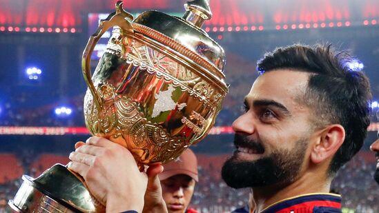ఆర్సీబీతో కోహ్లీ ప్రస్థానం కెప్టెన్సీకి, ప్లేయర్​కి మించినది. ఆర్సీబీ గుండెచప్పుడు విరాట్​ కోహ్లీ. ఈ టీమ్​కి తన యవ్వనాన్ని ఇచ్చాడు, ప్రైమ్​ టైమ్​ని ఇచ్చాడు. ఎక్స్​పీరియెన్స్​ని ఇచ్చాడు. సంతోషాలు చూశాడు- హార్ట్​బ్రేక్​లు అనుభవించాడు. ఏం జరిగినా ధైర్యంగా నిలబడ్డాడు. లాయల్​గా ఉన్నాడు.