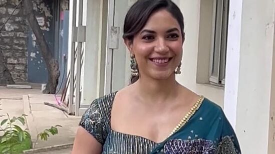 దేవిక అండ్ డానీ ఓటీటీ రిలీజ్ ప్రెస్ మీట్‌లో చీర కట్టులో దర్శనం ఇచ్చింది హీరోయిన్ రీతు వర్మ. నీలి రంగు చీరలో ఎంతో అందంగా మెరిసిన రీతు వర్మ గ్లామర్ ఫొటోలు సోషల్ మీడియాలో వైరల్ అవుతున్నాయి.   
