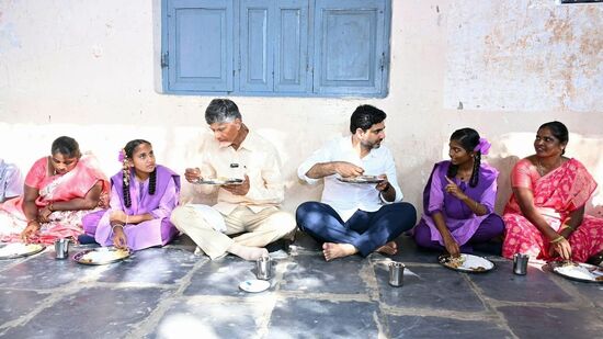 ఈ పథకానికి దరఖాస్తు చేసుకునే దరఖాస్తుదారులు…  రాష్ట్ర నివాసి అయి. ఉండాలి. ప్రభుత్వ గుర్తింపు పొందిన పాఠశాలలో చదువుతున్న వారు అయి ఉండాలి, ఒకటవ తరగతి నుంచి 12 వ తరగతి వరకు అర్హులవుతారు.కనీసం 75 శాతం హాజరు కలిగి ఉంటేనే డబ్బులు జమవుతాయి. .తల్లి పేరు మీద బ్యాంక్ అకౌంట్ లిగి ఉండాలి కుటుంబ వార్షిక ఆదాయం ప్రభుత్వ పరిమితికి లోబడి ఉండాలి.