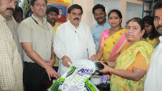 ఏపీలో మళ్లీ రేషన్ దుకాణాల వ్యవస్థ మళ్లీ ప్రారంభమైంది. జూన్ 1వ తేదీ నుంచి రేషన్ దుకాణాల ద్వారానే సరుకులను పంపిణీ చేస్తున్నారు. డోర్ డెలివరీ విధానం రద్దు కావటంతో… రేషన్ కార్డుదారులు షాపుల వద్దకు వెళ్లి సరుకులను తీసుకుంటున్నారు. 