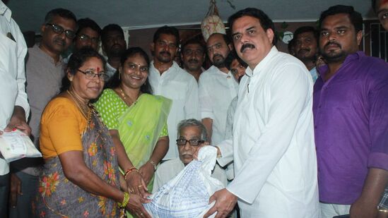 రేషన్‌ బియ్యంపై కిలోకు రూ.46 చొప్పున కేంద్ర, రాష్ట్ర ప్రభుత్వాలు ఖర్చు పెడుతున్నాయి. అయితే ఈ బియ్యాన్ని తీసుకునే చాలా మంది లబ్ధిదారులు… అమ్మేసుకుంటున్నారు. అది కూడా కిలోపై అతి తక్కువ ధరకే విక్రయిస్తున్న పరిస్థితులు ఉన్నాయి.  ఈ బియ్యాన్ని కొనుగోలు చేస్తున్న ప్రైవేటు వ్యక్తులు… పాలిష్ చేసి విక్రయిస్తున్నారన్న ఆరోపణలు పెద్ద ఎత్తున ఉన్నాయి. ఈ నేపథ్యంలోనే…. రేషన్ బియ్యం పక్కదారి పట్టకుండా ఉండేందుకు ఏపీ ప్రభుత్వం కీలక నిర్ణయాలు తీసుకోవాలని చూస్తోంది. 
