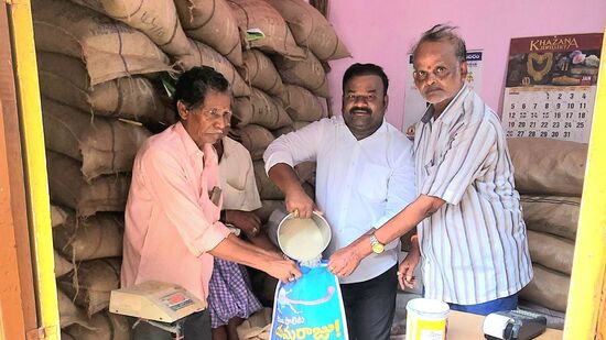 బియ్యానికి బదులుగా ఆ మొత్తానికి సరిపడా ఇతర నిత్యావసరాలు అందించే విధానం అమలుపై ఏపీ ప్రభుత్వం కసరత్తు చేస్తోంది. ఎంత వరకు అమలు సాధ్యమవుతోంది..? ఎలాంటి నిర్ణయం తీసుకుంటే బాగుంటుందనే దానిపై అధ్యయం చేయిస్తోంది.