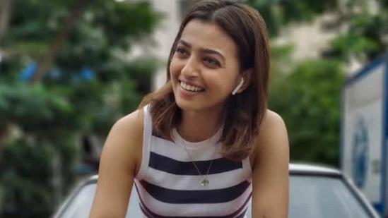 ఈ సినిమా రాధిక ఆప్టే పూర్తి న్యూడ్ గా కనిపించింది. దీనిపై అప్పట్లో ఆమెను మీడియా ప్రశ్నించింది.