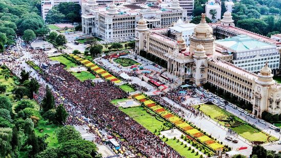 బెంగళూరులోని విధాన సభ దగ్గర ఆర్సీబీ టీమ్ అభిమానులు. ప్లేయర్స్ కు వాళ్లు ఘన స్వాగతం పలికారు.