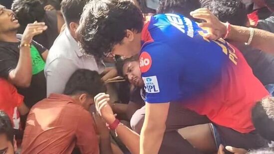 స్టేడియంలోకి వెళ్లడానికి కొందరు ఇలా తొక్కుకుంటూ మరీ ముందుకు వెళ్లడంతో ఏడుగురు మృత్యువాత పడ్డారు.