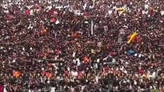 చిన్నస్వామి స్టేడియం దగ్గరికి కూడా వేల మంది అభిమానులు రావడంతో తొక్కిసలాట జరిగింది.