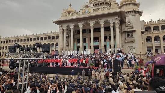 విధానసభ ముందు ఆర్సీబీ ప్లేయర్స్ భారీ స్టేజ్ మీద అభిమానులకు అభివాదం పలికారు.