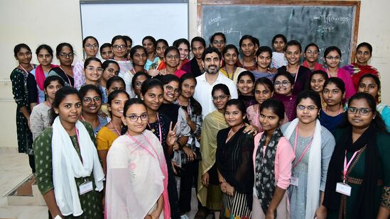 లింకింగ్ ప్రాసెస్ పూర్తి చేసుకునేందుకు పోస్టల్, సచివాలయ సిబ్బంది, బ్యాంకు అధికారులను సంప్రదించాలని అధికారులు సూచిస్తున్నారు. వెంటనే ఈ ప్రక్రియ పూర్తి చేసుకోవాలని చెబుతున్నారు.జూన్ 5లోపే పూర్తి చేసుకోవాలని స్పష్టం చేస్తున్నారు.