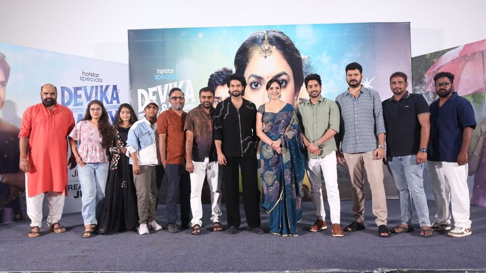 <p>బి.కిషోర్ ద‌ర్శ‌క‌త్వం వహించిన దేవిక అండ్ డానీ ఓటీటీ వెబ్ సిరీస్‌లో రీతు వర్మ హీరోయిన్‌గా సూర్య వశిష్ట, శివ కందుకూరి హీరోలుగా సుబ్బరాజు ప్రధాన పాత్ర పోషించారు. వీరితోపాటు కోవై సరళ, సోనియా సింగ్, గోకరాజు రమణ, శివన్నారాయణ, వివా హర్ష, షణ్ముఖ్, అభినయ శ్రీ, మౌనికా రెడ్డి, ఈశ్వర్య వుల్లింగల తదితరులు కీలక పాత్రలు చేశారు.<br> </p>