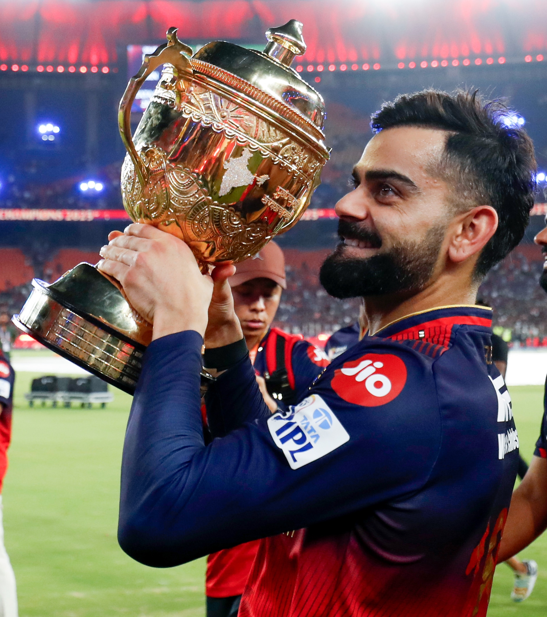 ఈ మూమెంట్ కోసం కేవలం కోహ్లి మాత్రమే కాదు, ఆర్సీబీ ఫ్యాన్స్ మాత్రమే కాదు.. క్రికెట్ ప్రపంచమంతా ఎదురు చూసింది. కోహ్లి చేతిలో ఐపీఎల్ ట్రోఫీ ఒదిగిపోగానే అందరూ ఒక రకమైన భావోద్వేగానికి గురయ్యారు. ఛాంపియన్ చేతిలోకి కప్ వచ్చి చేరే సరికి తన్మయత్వంతో ఉప్పొంగిపోయారు. 