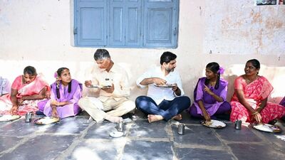 <p>మరోవైపు లింకింగ్ ప్రాసెస్ పూర్తి చేసుకునేందుకు పోస్టల్, సచివాలయ సిబ్బంది, బ్యాంకు అధికారులను సంప్రదించాలని అధికారులు సూచిస్తున్నారు. వెంటనే ఈ ప్రక్రియ పూర్తి చేసుకోవాలని చెబుతున్నారు. ప్రభుత్వం త్వరలోనే అర్హుల జాబితాను సచివాలయాలలో ప్రదర్శించనుంది. తల్లుల అకౌంట్లలో డబ్బులు జమ చేయనుంది. ఈ స్కీమ్ కు సంబంధించి రేపోమాపో అధికారికంగా ప్రకటన వెలువడనుంది.</p> <p>మరోవైపు లింకింగ్ ప్రాసెస్ పూర్తి చేసుకునేందుకు పోస్టల్, సచివాలయ సిబ్బంది, బ్యాంకు అధికారులను సంప్రదించాలని అధికారులు సూచిస్తున్నారు. వెంటనే ఈ ప్రక్రియ పూర్తి చేసుకోవాలని చెబుతున్నారు. ప్రభుత్వం త్వరలోనే అర్హుల జాబితాను సచివాలయాలలో ప్రదర్శించనుంది. తల్లుల అకౌంట్లలో డబ్బులు జమ చేయనుంది. ఈ స్కీమ్ కు సంబంధించి రేపోమాపో అధికారికంగా ప్రకటన వెలువడనుంది.</p>