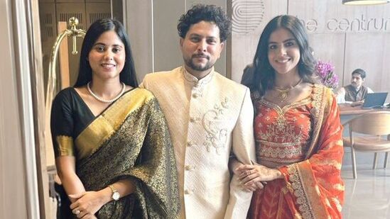 ఎంపీ ప్రియ సరోజ్ కూడా కుల్ దీప్, వంశిక ఎంగేజ్ మెంట్ వేడుకకు హాజరైంది. రింకు సింగ్, ప్రియ సరోజ్ పెళ్లి చేసుకోబోతున్నారనే వార్తలు వస్తున్న సంగతి తెలిసిందే. మరోవైపు ఇంగ్లాండ్ టూర్ కు టీమిండియాకు కుల్ దీప్ ఎంపికయ్యాడు. 