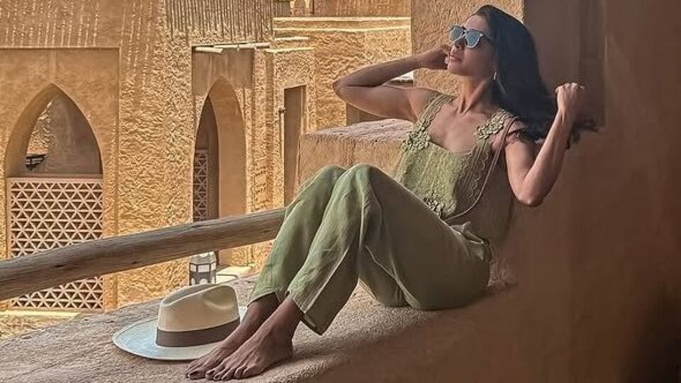 <p>అబుదాబి వెకేషన్లో సమంత ఫోజులు వైరల్ గా మారాయి. శుభం సినిమాతో సమంత ప్రొడ్యూసర్ గా మారింది. ఈ కామెడీ హారర్ మూవీ థియేటర్లలో మంచి టాక్ తోనే నడిచింది. </p>(instagram-samantharuthprabhuoffl)