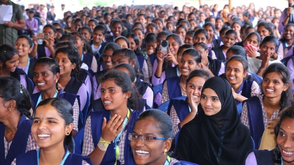 <p>ముందుగా ఆధార్ నెంబర్ ఎంటర్ చేసి "Seeding" ఆప్షన్ మీద క్లిక్ చేయగానే మీకు మూడు రకాల ఆప్షన్స్ కనిపిస్తాయి. వాటిలో ఇప్పటి వరకు NPCI లింక్ లేని వారికి 'Fresh Seeding' ఆప్షన్ ఎంచుకుని బ్యాంక్ పేరును సెలెక్ట్ చేసి, బ్యాంక్ అకౌంట్ వివరాలు ఎంటర్ చేసి ఎన్పీసీఐ లింక్ కోసం రిక్వెస్ట్ పంపవచ్చు. సబ్మిట్ చేసిన 24 గంటలలోపు ఎన్పీసీఐ లింక్ అవుతుంది.</p>