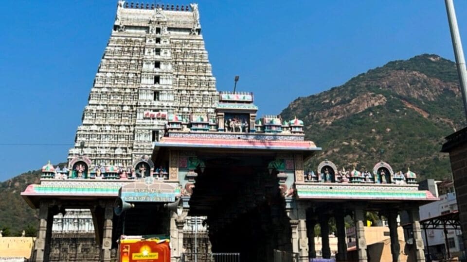 <div><div><p> తమిళనాడులోని అరుణాచలేశ్వరుడిని దర్శించుకోవాలనుకుంటున్నారా..? అయితే మీకోసం IRCTC టూరిజం టూర్ ప్యాకేజీని ప్రకటించింది. మొత్తం 5 రోజులు ట్రిప్ ఉంటుంది. హైదరాబాద్ నుంచి ఆపరేట్ చేసే ఈ ప్యాకేజీ వివరాలను ఇక్కడ చూడండి…</p></div></div>