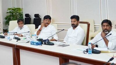 <div><p>మహిళా సంఘాలకు అండగా నిలిచేలా రేవంత్ సర్కార్ కీలక నిర్ణయం తీసుకుంది. ప్రమాదవశాత్తు మరణించిన మహిళా స్వయం సహాయక సంఘాల సభ్యులకు ఆర్ఠిక సాయం అందజేయాలని నిర్ణయించింది. </p></div> <div><p>మహిళా సంఘాలకు అండగా నిలిచేలా రేవంత్ సర్కార్ కీలక నిర్ణయం తీసుకుంది. ప్రమాదవశాత్తు మరణించిన మహిళా స్వయం సహాయక సంఘాల సభ్యులకు ఆర్ఠిక సాయం అందజేయాలని నిర్ణయించింది. </p></div>