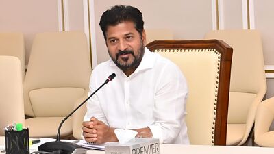 <p>గత ఏడాది 385 మంది మృతులైన వారికి రూ. 38.5 కోట్ల పరిహారం చెల్లింపునకు కేబినెట్ ఆమోదముద్ర వేసింది. త్వరలోనే వీరికి డబ్బులను అందజేయనుంది.</p> <p>గత ఏడాది 385 మంది మృతులైన వారికి రూ. 38.5 కోట్ల పరిహారం చెల్లింపునకు కేబినెట్ ఆమోదముద్ర వేసింది. త్వరలోనే వీరికి డబ్బులను అందజేయనుంది.</p>