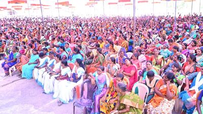 <p>గతంలో ఈ మొత్తం బీమా కంపెనీల ద్వారా చెల్లించేవారు ఇప్పుడు ప్రభుత్వం తీసుకున్న ఈ నిర్ణయం వల్ల లబ్ధిదారులకు నేరుగా నిధులు అందుతాయి. ఈ నిర్ణయంతో బాధిత కుటుంబాలకు బాసట దొరకనుంది.</p> <p>గతంలో ఈ మొత్తం బీమా కంపెనీల ద్వారా చెల్లించేవారు ఇప్పుడు ప్రభుత్వం తీసుకున్న ఈ నిర్ణయం వల్ల లబ్ధిదారులకు నేరుగా నిధులు అందుతాయి. ఈ నిర్ణయంతో బాధిత కుటుంబాలకు బాసట దొరకనుంది.</p>