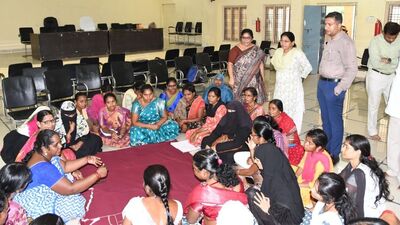 <p>మరోవైపు మహిళా సంఘాల సభ్యులకు యూనిక్ నెంబర్ లేదా క్యూఆర్ కోడ్ కలిగిన ఒక గుర్తింపు కార్డు జారీ చేసే విధానంపై కూడా తెలంగాణ ప్రభుత్వం కసరత్తు చేస్తోంది.</p><p> ఆరోగ్య, ఆర్థిక పరమైన వివరాలతో కూడిన డేటా బేస్ తయారు చేసి అందరికీ ఆరోగ్య పరీక్షలు చేయించే దిశగా అడుగులు వేయనుంది.</p> <p>మరోవైపు మహిళా సంఘాల సభ్యులకు యూనిక్ నెంబర్ లేదా క్యూఆర్ కోడ్ కలిగిన ఒక గుర్తింపు కార్డు జారీ చేసే విధానంపై కూడా తెలంగాణ ప్రభుత్వం కసరత్తు చేస్తోంది.</p><p> ఆరోగ్య, ఆర్థిక పరమైన వివరాలతో కూడిన డేటా బేస్ తయారు చేసి అందరికీ ఆరోగ్య పరీక్షలు చేయించే దిశగా అడుగులు వేయనుంది.</p>